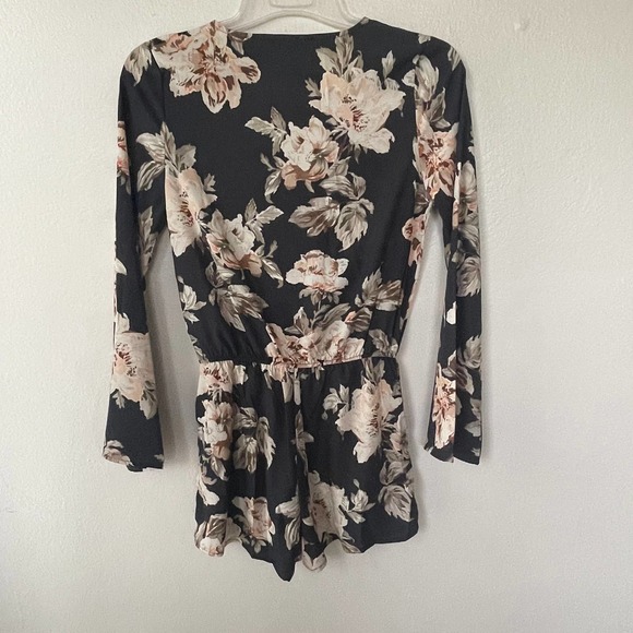 Lulu’s Floral Romper size S - Picture 10 of 14